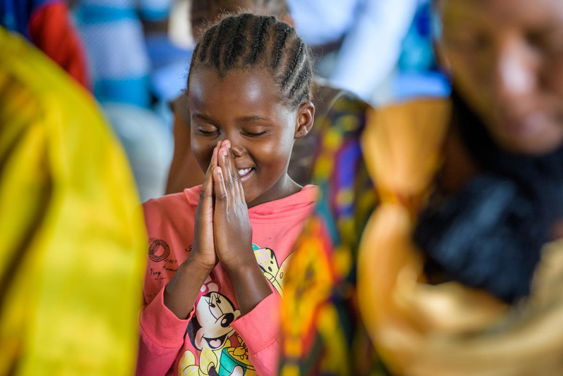 little girl prays to God