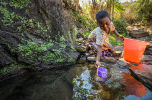 girl gathers water