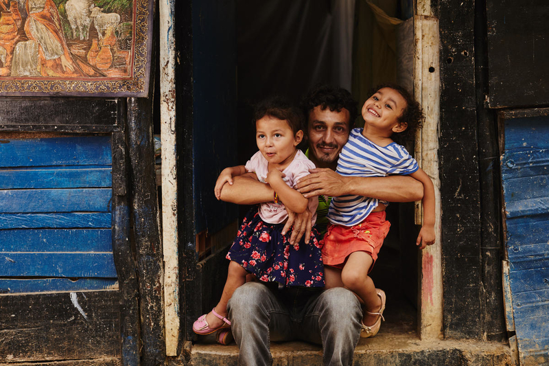 father with his two daughters in Colombia